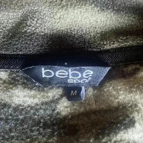 Bebe sport, women size medium, engineering, camouflage, fleece . - Picture 7 of 7